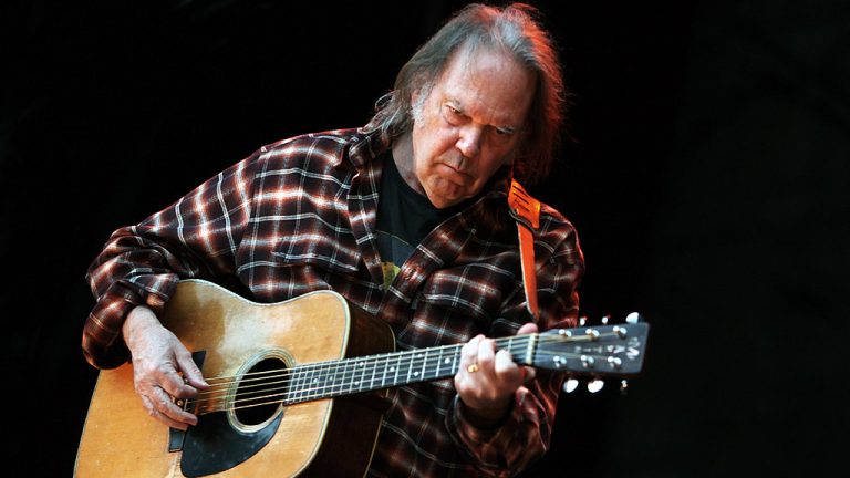Neil Young demands Spotify remove his music over “False information about vaccines”