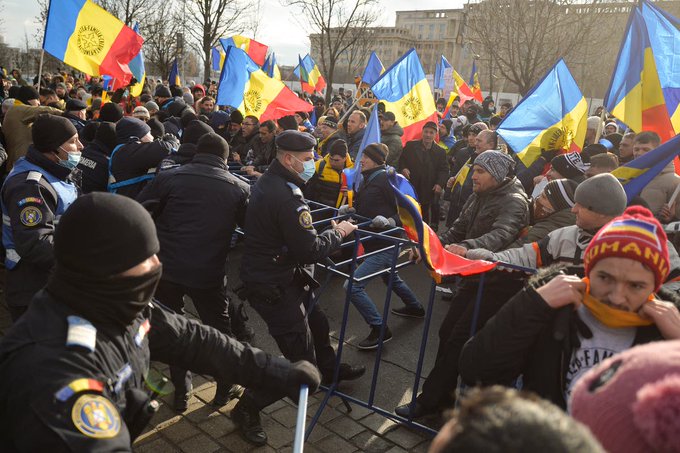 DEVELOPING: Romania Postpones Vote to Extend COVID-19 Passports to Workplaces After The People Besiege Parliament